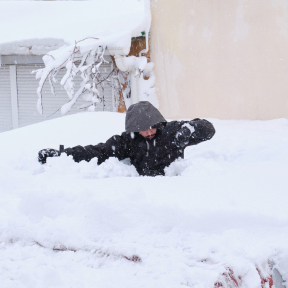 Zatrpani su, bukvalno: Ljudi kopaju tunele kroz sneg da bi izašli iz kuća FOTO/VIDEO