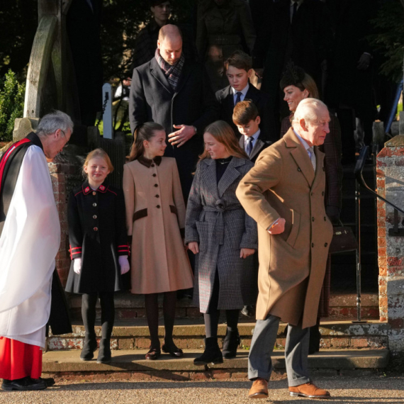 Kralj Čarls u prvom božićnom obraćanju pomenuo majku kraljicu: Evo ko se nije pojavio FOTO