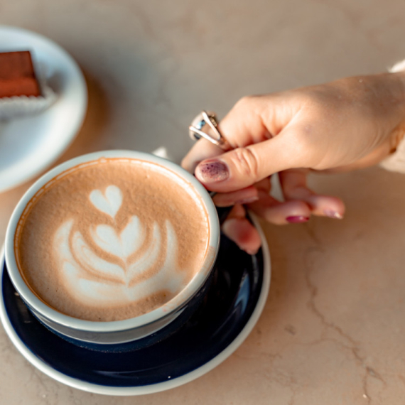 U Sarajevu oboren rekord: Poslužen najveći kapućino sa neverovatnim dodatkom VIDEO