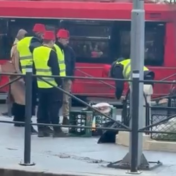 Crveni fesovi i prase – performans blokadera u centru Beograda VIDEO