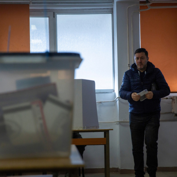 Presek izlaznosti do 15.00 sati; Mitropolit Teodosije glasao u Gračanici; "Važan dan za opstanak" FOTO/VIDEO