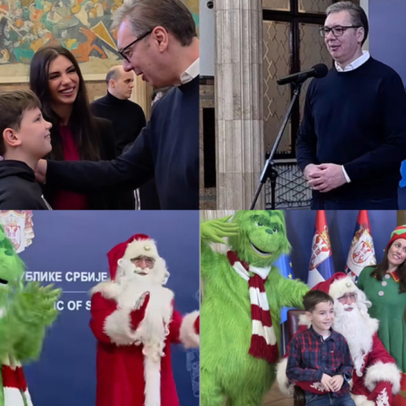 Vučić podelio paketiće u Predsedništvu: Draga deco, želim da se radujete; Mnogo sam srećan što vas vidim VIDEO