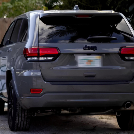 Doveli ženu do finansijskog kraha: Kažnjena sa 165.000 dolara zbog parkiranja na travnjaku