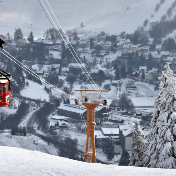 Teška nesreća na poznatoj planini; Žičara se zakucala u barijere; 100 ljudi zarobljeno FOTO/VIDEO