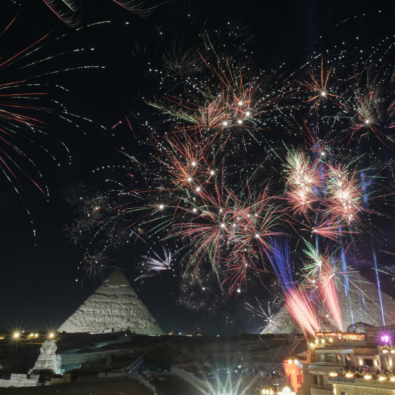 Bleštavo iznad piramida u Egiptu; Atina, Bukurešt...uz vatromet dočekali Novu godinu FOTO/VIDEO