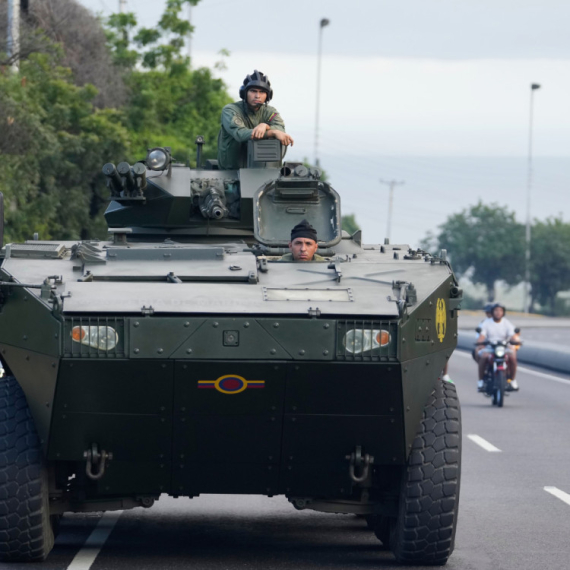 Haos u Venecueli; Oklopna vozila na ulicama prestonice; Maduro u "zatvoru užasa" FOTO/VIDEO