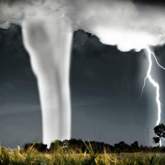 Stravična tornada opustišila SAD: Poginulo dete; 700.000 domaćinstava bez struje VIDEO