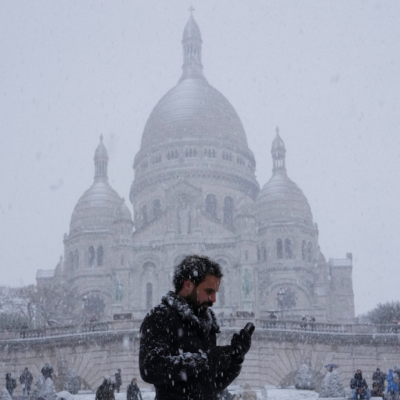 Evropu okovao ledeni talas: Vozovi stali, avioni prizemljeni, škole zatvorene FOTO