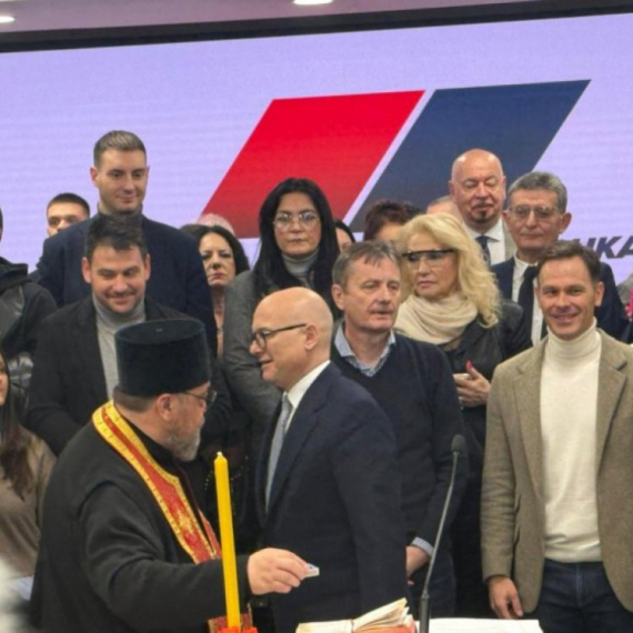 SNS obeležava Badnji dan: Badnjak unesen u prostorije stranke