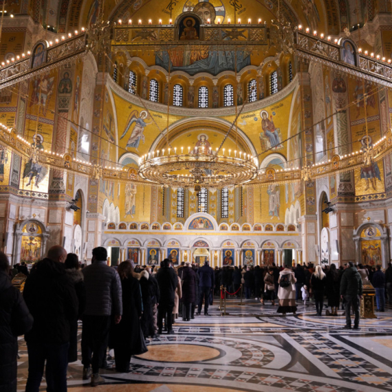 U Srbiji proslavljen Božić: Porfirije služio liturgiju, Ispred Hrama Svetog Save lomljena česnica FOTO/VIDEO