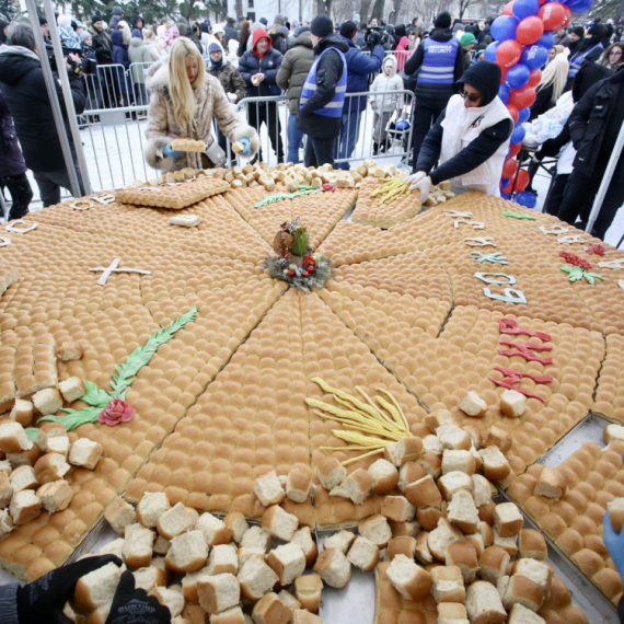 Božić u Srbiji: Porfirije služio liturgiju, građani lomili česnicu ispred Hrama Svetog Save FOTO/VIDEO