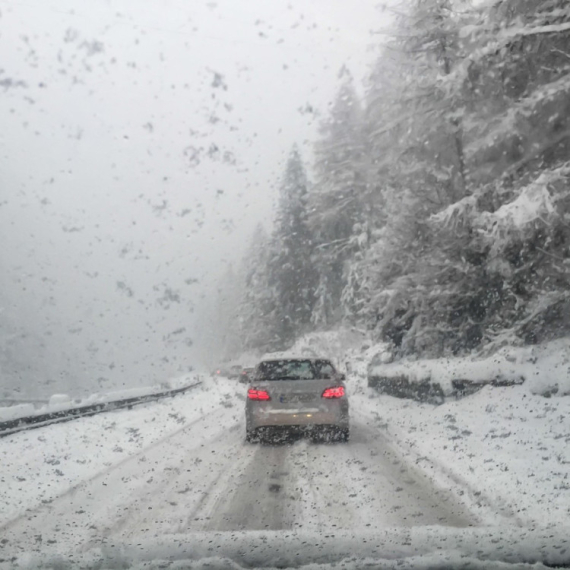 Upozorenje: "Na put krećite isključivo sa dobrim zimskim gumama"; Očekuju se gužve na saobraćajnicama
