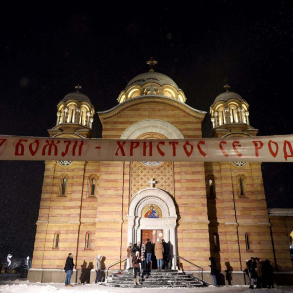Božić u Srbiji: Porfirije služio liturgiju, građani lomili česnicu ispred Hrama Svetog Save FOTO/VIDEO