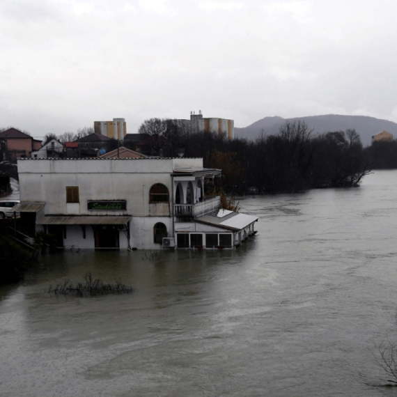 Dramatični snimci iz Podgorice, voda potopila čitavo naselje; Evakuisano stanovništvo VIDEO