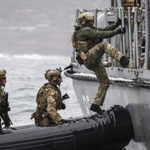 Svet drhti: Stigao američki raketni razarač FOTO