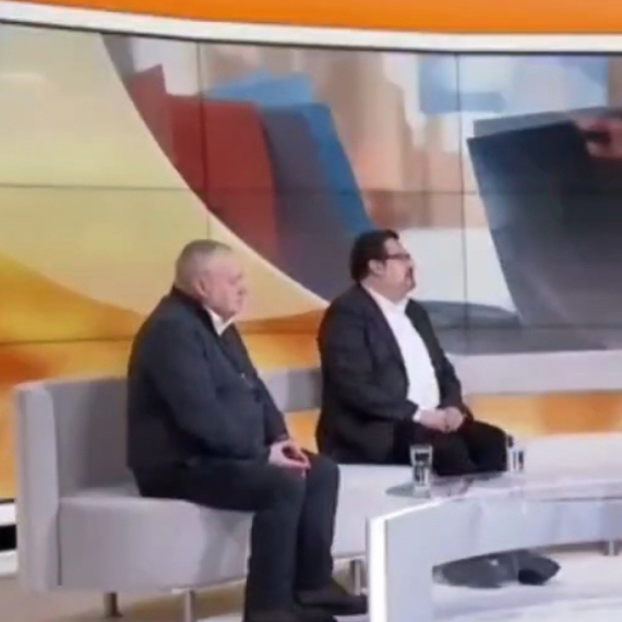 Ne biraju ni mesto, ni vreme za sukobe; Blokaderi zaratili u programu uživo VIDEO