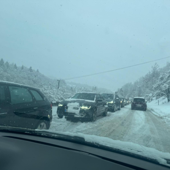 Mećava napravila haos kod Nove Varoši: Vozila bila zaglavljena u snegu FOTO