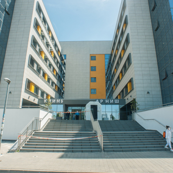 Otac 10 dana spavao u kolima kod bolnice zbog žene i sina: "Svaki trenutak je vredeo" FOTO