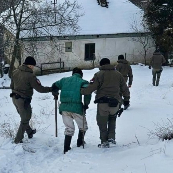 Policija spasila muškarca (82); Danima bio bez hrane i terapije FOTO