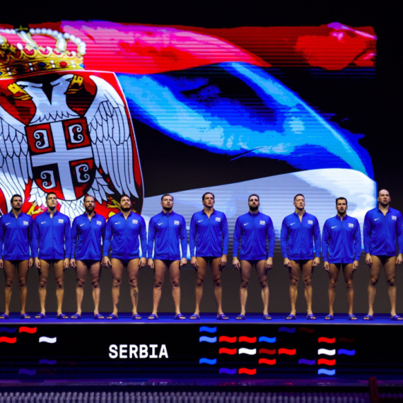 The arena awaits the outcome: Spanish dominance or Serbian grit?