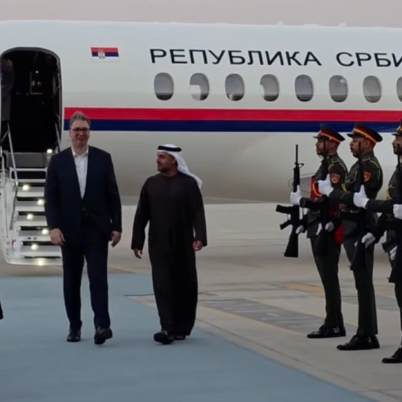 Vučić stigao u Abu Dabi: Priredili mu svečani doček; "Radujem se susretu sa prijateljem Bin Zajedom" VIDEO