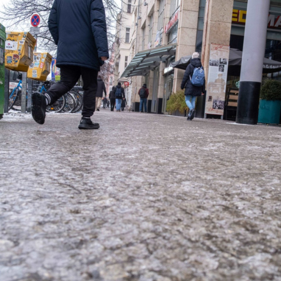 Led okovao Nemačku: Ulice klizave, ljudi sleću vozilima; Mnogo povređenih; Vučić i za ovo kriv? FOTO