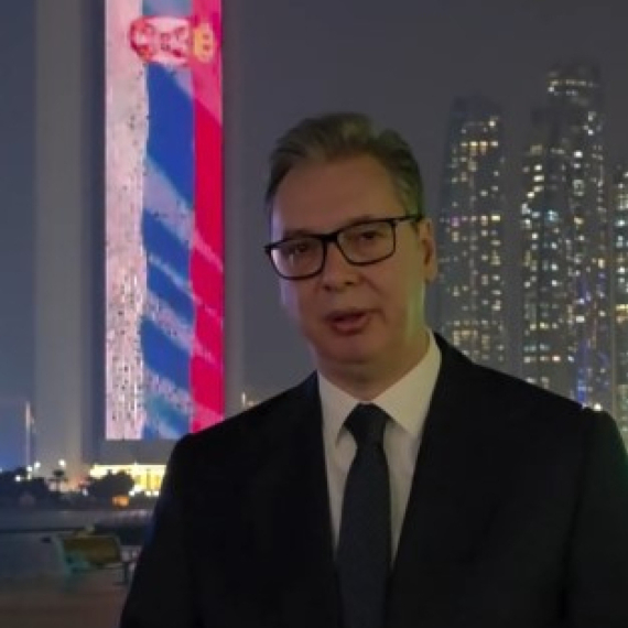 Srpska zastava sija u Abu Dabiju; Vučić: Srce mi je puno dok gledam najlepšu trobojku na svetu VIDEO
