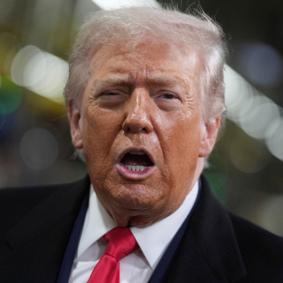 Tramp preti: Posmatramo vas