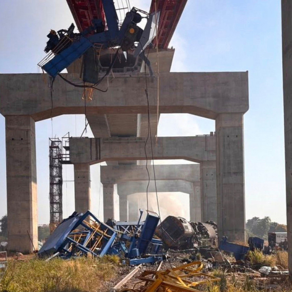 Kran pao na voz u pokretu: Na desetine povređenih; Ima i mrtvih FOTO