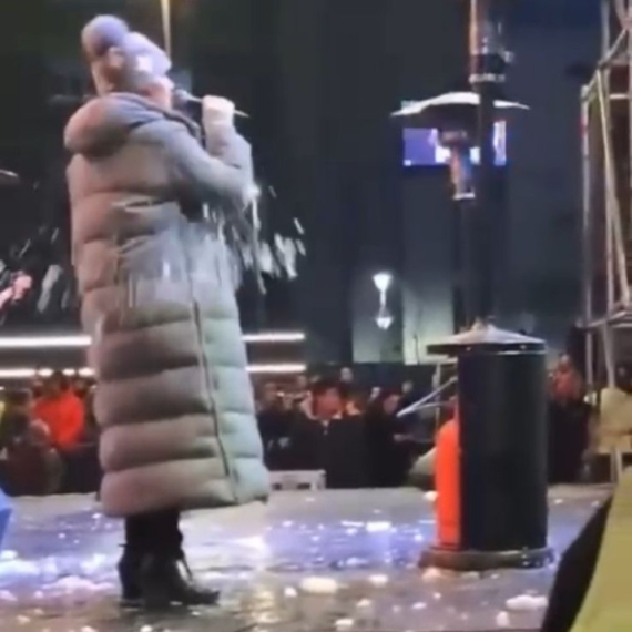 Nasilje blokadera u Čačku: Zviždali i gađali Anu Bekutu ledenicama VIDEO