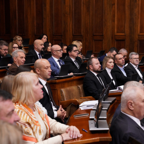 Poslanici raspravljaju o 25 tačaka; Atlagić: Medijski napadi veoma opasni po ličnu bezbednost Vučića FOTO