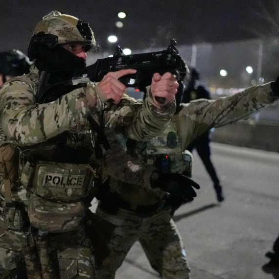 Agenti ICE-a priveli petogodišnjeg dečaka FOTO