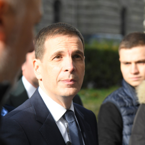 Blokaderi zgazili Miloša Jovanovića; "Da bi neko ušao u Skupštinu mora da pređe cenzus, a vi nećete" FOTO