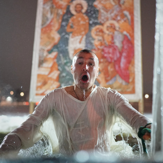 Kako Rusima ovo uspeva? Bogojavljensko kupanje na -37 stepeni FOTO/VIDEO