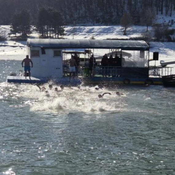 Ognjen je prvi doplivao do Časnog krsta na Zlatarskom jezeru: Ima samo 12 godina FOTO