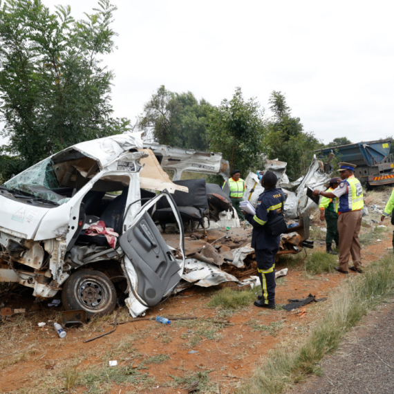 Strašan sudar kamiona i školskog minibusa: Stradalo 13 dece