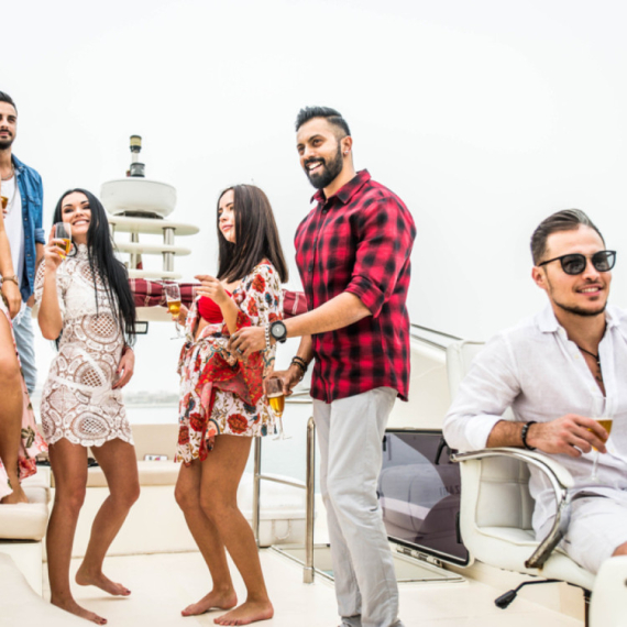 Bahati život dece iranske režimske elite s jedne i smrt hijada Iranca s druge strane FOTO