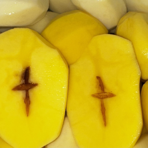 Tamara presekla krompir, pa na njemu ugledala jasno ocrtan krst: Lep znak na Jovanjdan FOTO