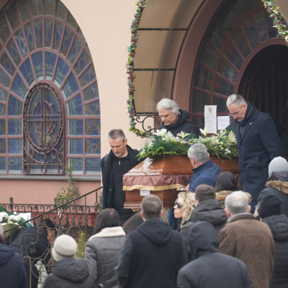 Sahranjen Miroslav Mika Aleksić: Vuk Kostić nosio sanduk, a evo ko je još došao od glumaca FOTO