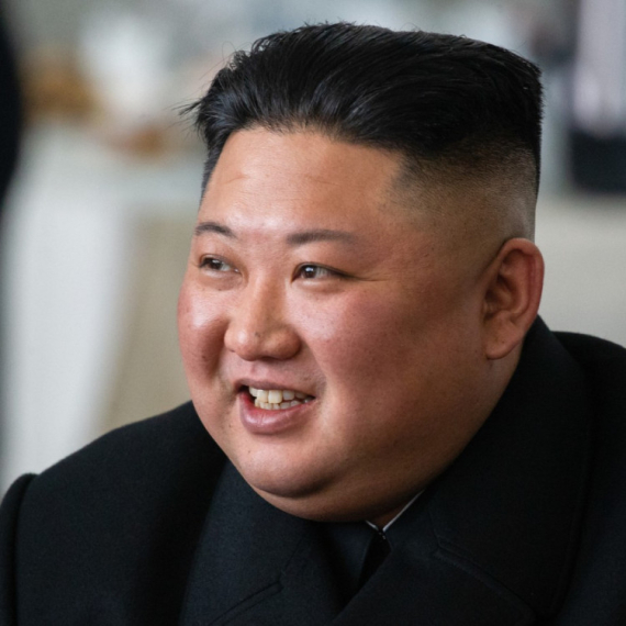 Bizarna scena u Severnoj Koreji: Veliki vođa pored bazena dok se žene opuštaju FOTO