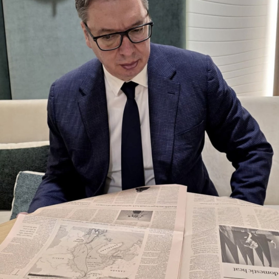 Vučić: Politika je politika, a sad da vidimo od čega se živi; Neko ChatGPT, mi matori i dalje novine FOTO