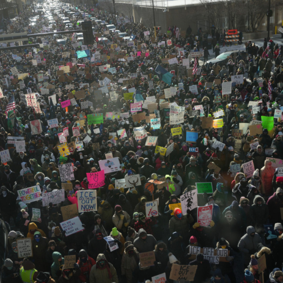 Nastavljeni protesti u Mineapolisu, policija ponovo šokirala Ameriku: Uhapšeno oko 100 sveštenika VIDEO