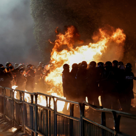 Haos u Tirani: Policija koristila vodene topove i suzavac da rastera demonstrante; EU ćuti FOTO/VIDEO