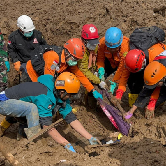 Najmanje 11 ljudi poginulo u klizištu u Indoneziji, nastavlja se potraga za nestalima
