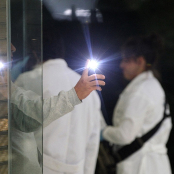 Pljačka bez oružja: Vlasnike primorali da predaju nakit vredan više od pola miliona evra