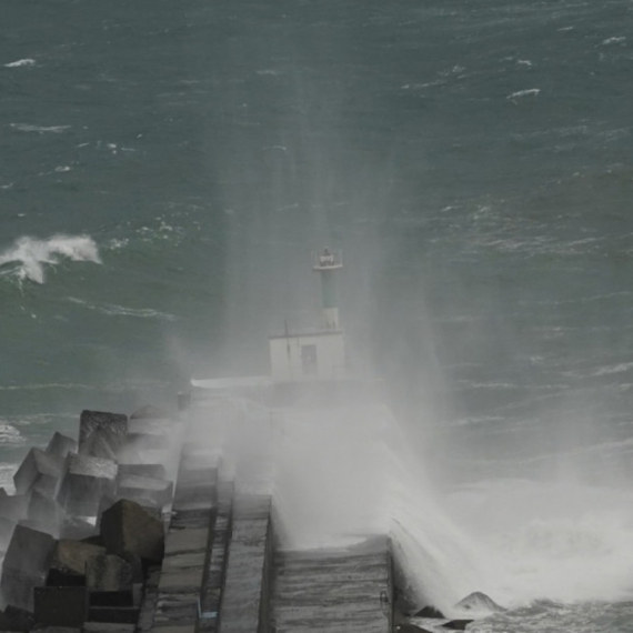 Upaljen crveni alarm; Stižu talasi i do 10 metara