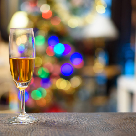 Bivši francuski senator podmetnuo koleginici drogu u šampanjac: "Oblio me hladan znoj" FOTO