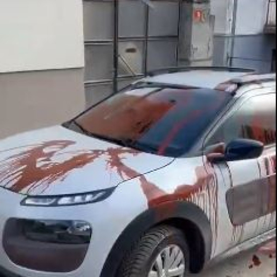 Skandal u režiji blokadera: Uništili automobil ćerke odbornice iz Titela VIDEO