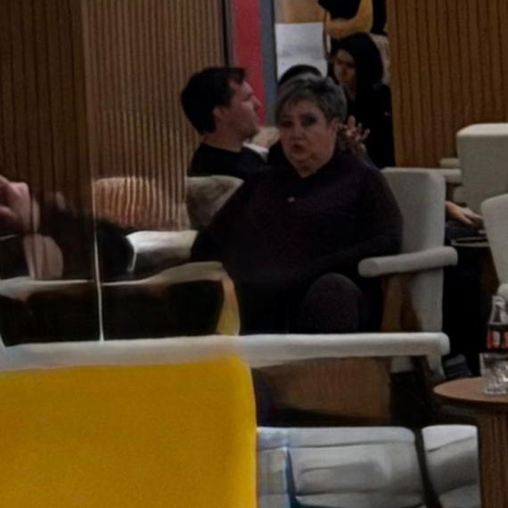 Razotkrivena dvoličnost bivše dekanke: Pljuje "Galeriju" i Beograd na vodi, a tamo pije kafu FOTO/VIDEO