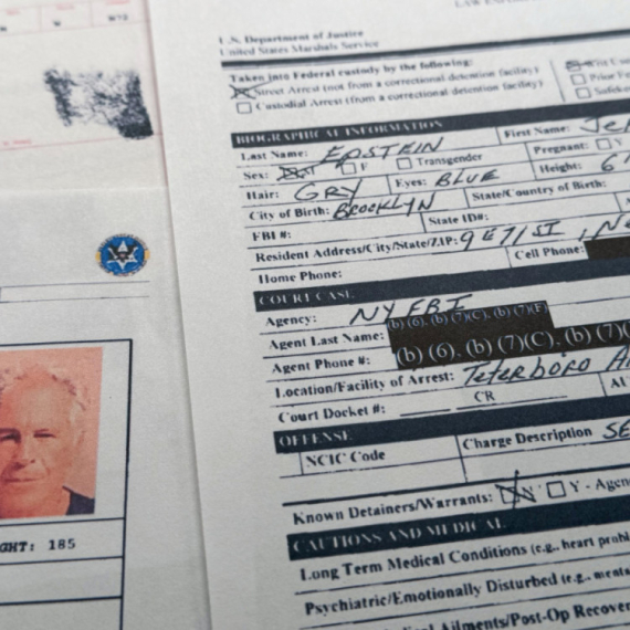 Melanijin režiser grli devojku iz dosija osuđenog pedofila FOTO